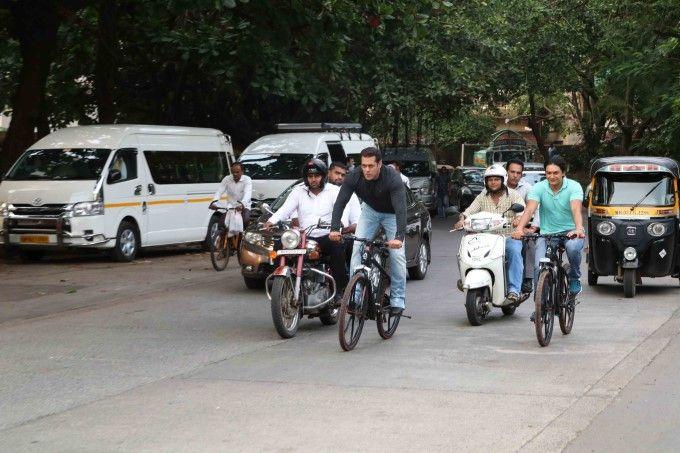 Exclusive Photos Salman Khan again rides e-cycle on Mumbai roads