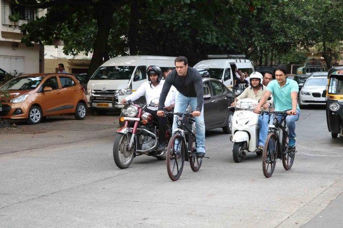 Exclusive Photos Salman Khan again rides e-cycle on Mumbai roads