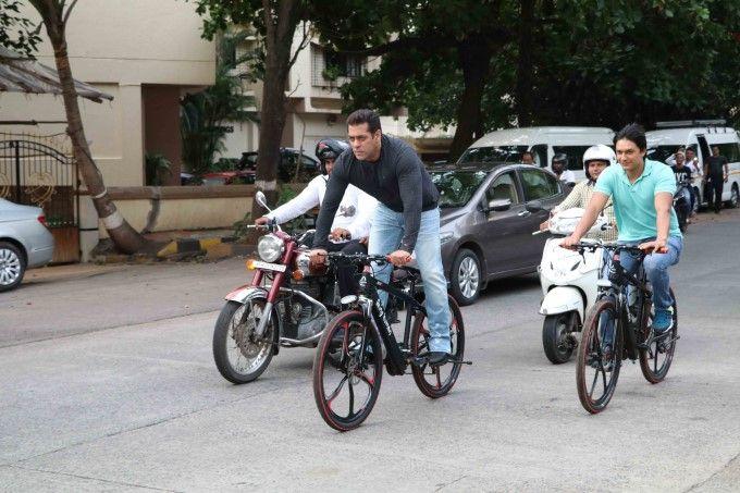 Exclusive Photos Salman Khan again rides e-cycle on Mumbai roads