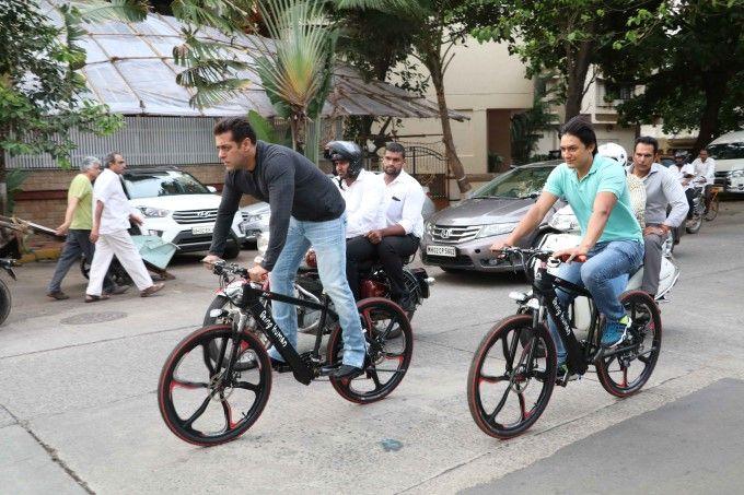 Exclusive Photos Salman Khan again rides e-cycle on Mumbai roads