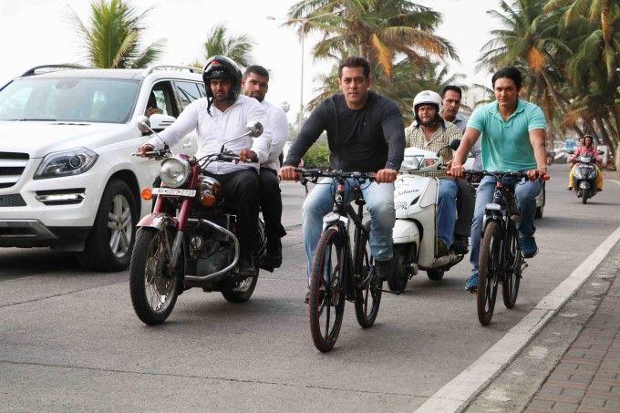 Exclusive Photos Salman Khan again rides e-cycle on Mumbai roads