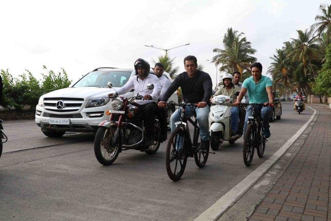 Exclusive Photos Salman Khan again rides e-cycle on Mumbai roads