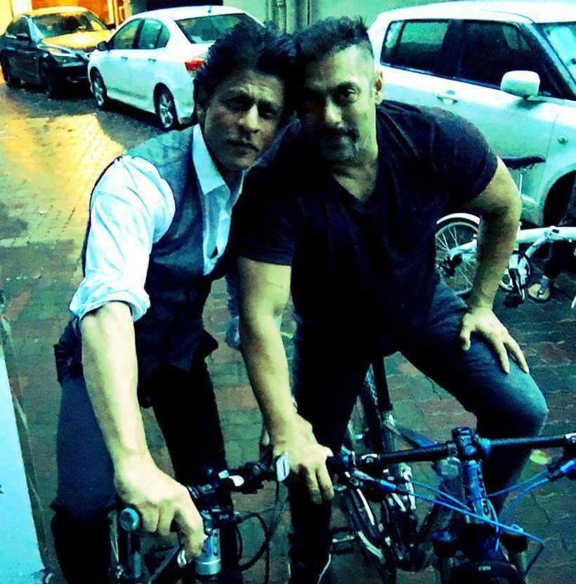 Salman Khan & Shah Rukh Khan go on a Cycle Ride Photos