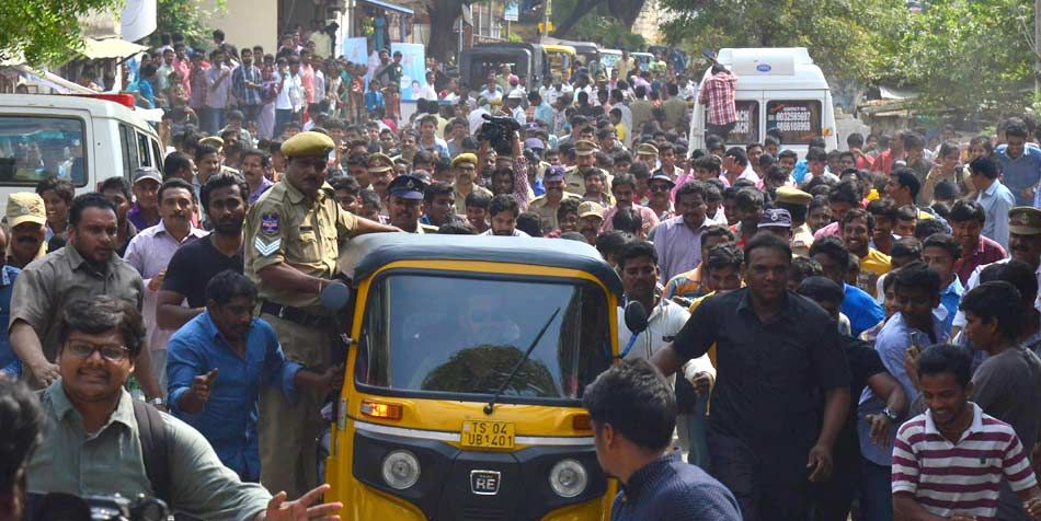 Akhil Akkineni drive a Autorickshaw in Khammam Photos