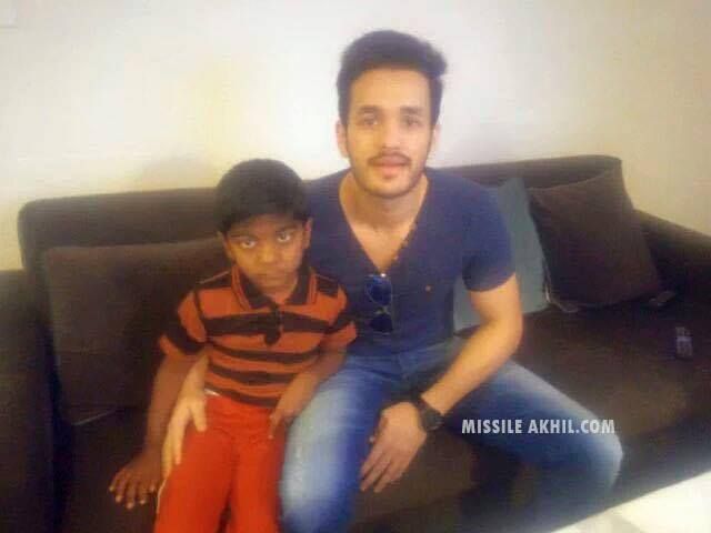 Akhil Akkineni drive a Autorickshaw in Khammam Photos