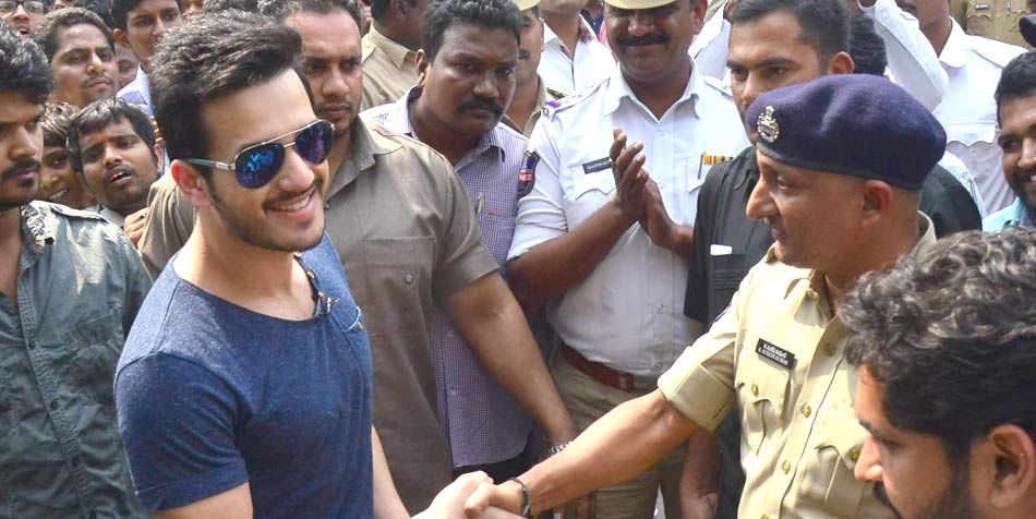 Akhil Akkineni drive a Autorickshaw in Khammam Photos