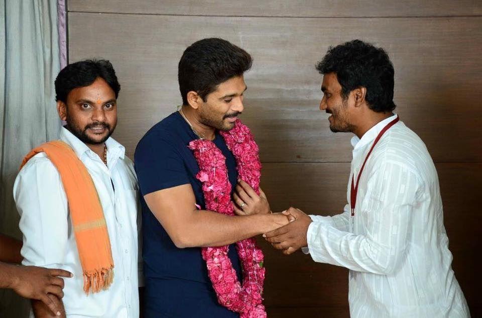 AlluArjun Met Chriranjeevi Fans Pics At East Godavari