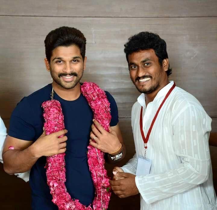 AlluArjun Met Chriranjeevi Fans Pics At East Godavari