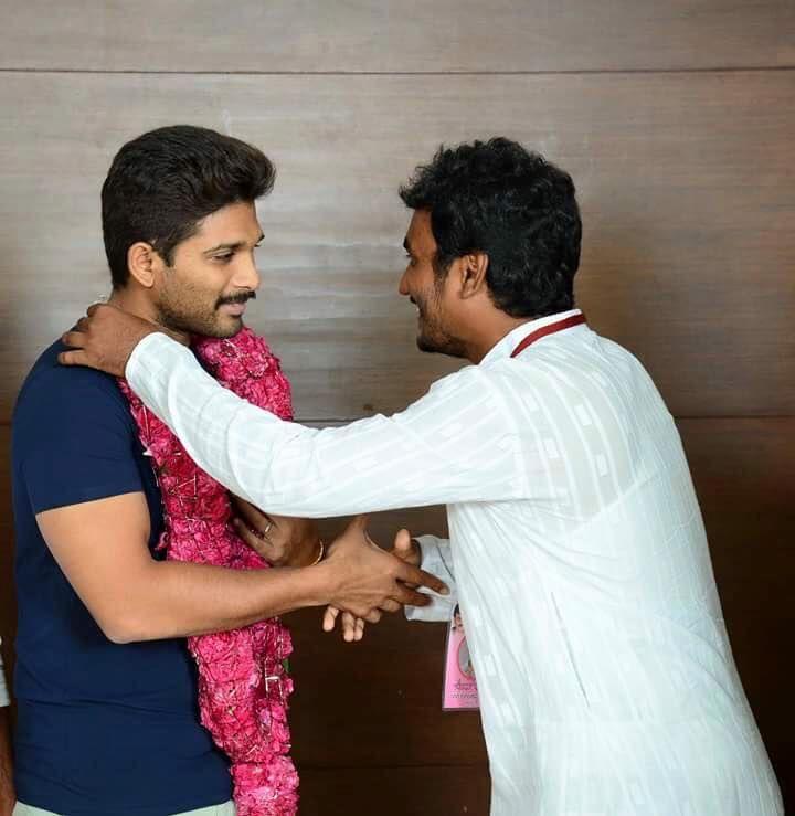 AlluArjun Met Chriranjeevi Fans Pics At East Godavari