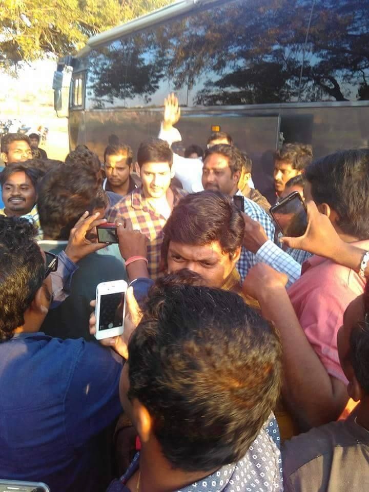 Mahesh Babu gets mobbed by fans while shooting for Brahmotsavam