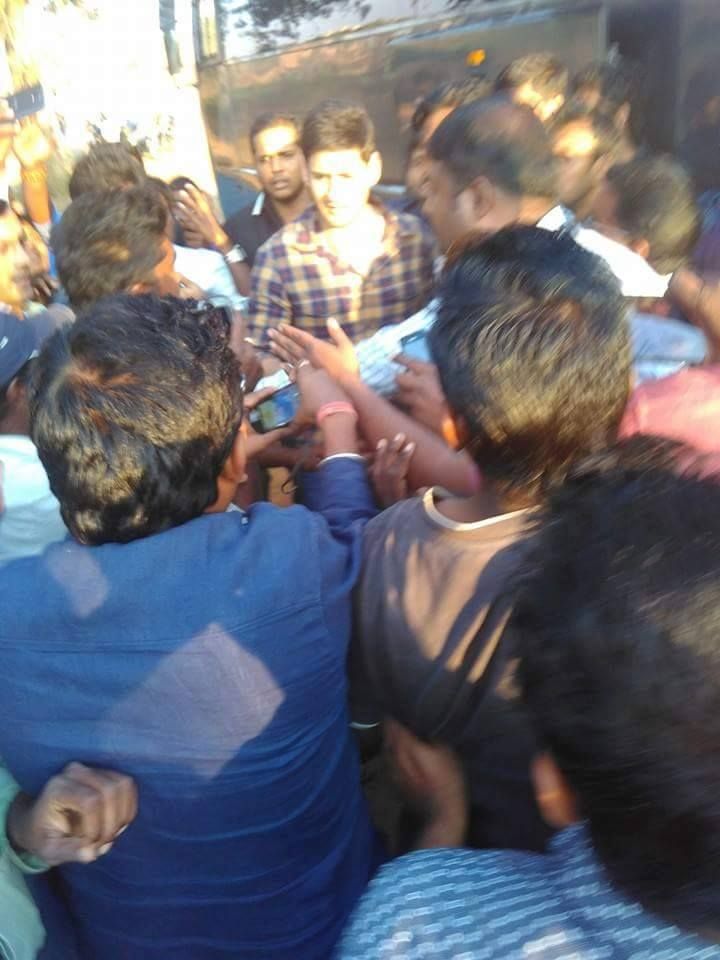 Mahesh Babu gets mobbed by fans while shooting for Brahmotsavam