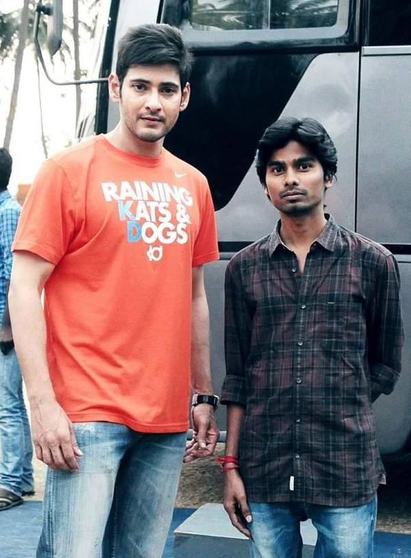Mahesh Babu With Fans At Srimanthudu Location Photos