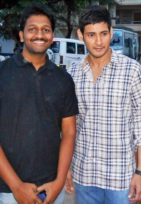 Mahesh Babu With Fans At Srimanthudu Location Photos