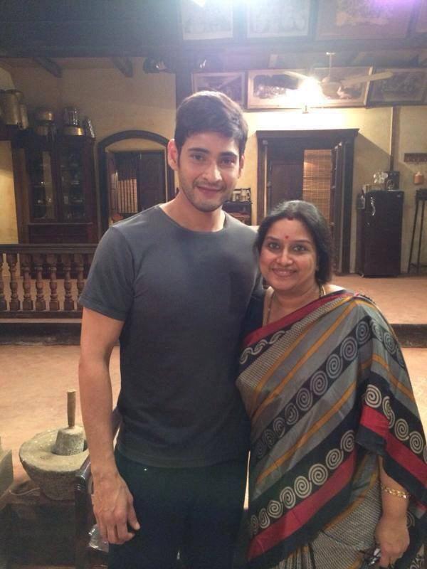 Mahesh Babu With Fans At Srimanthudu Location Photos