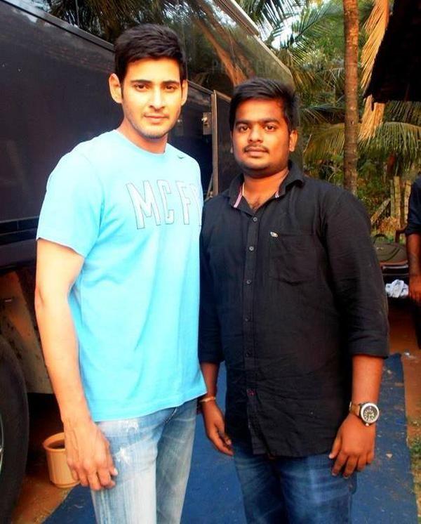 Mahesh Babu With Fans At Srimanthudu Location Photos