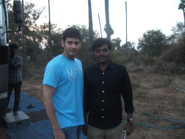 Mahesh Babu With Fans At Srimanthudu Location Photos