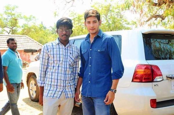 Mahesh Babu With Fans At Srimanthudu Location Photos