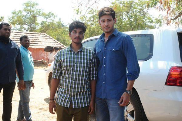 Mahesh Babu With Fans At Srimanthudu Location Photos