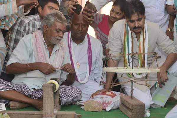 PHOTOS: Pawan Kalyan Addresses at Handloom Weavers Satyagraha Deeksha