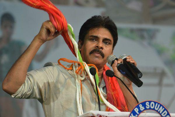 PHOTOS: Pawan Kalyan Addresses at Handloom Weavers Satyagraha Deeksha