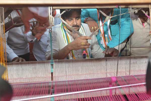 PHOTOS: Pawan Kalyan Addresses at Handloom Weavers Satyagraha Deeksha