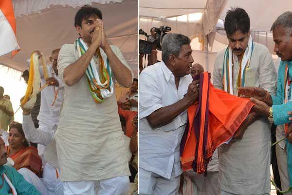 PHOTOS: Pawan Kalyan Addresses at Handloom Weavers Satyagraha Deeksha