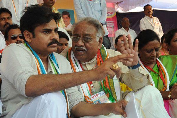 PHOTOS: Pawan Kalyan Addresses at Handloom Weavers Satyagraha Deeksha