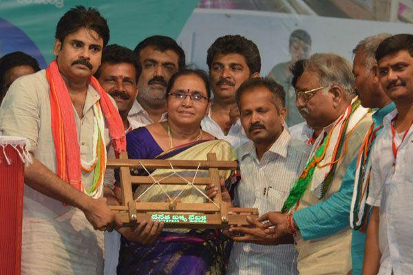 PHOTOS: Pawan Kalyan Addresses at Handloom Weavers Satyagraha Deeksha