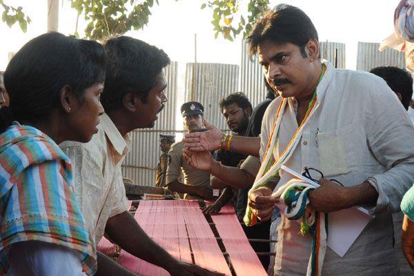 PHOTOS: Pawan Kalyan Addresses at Handloom Weavers Satyagraha Deeksha
