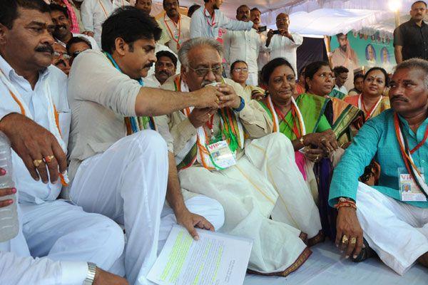 PHOTOS: Pawan Kalyan Addresses at Handloom Weavers Satyagraha Deeksha