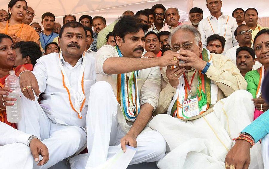 PHOTOS: Pawan Kalyan Addresses at Handloom Weavers Satyagraha Deeksha