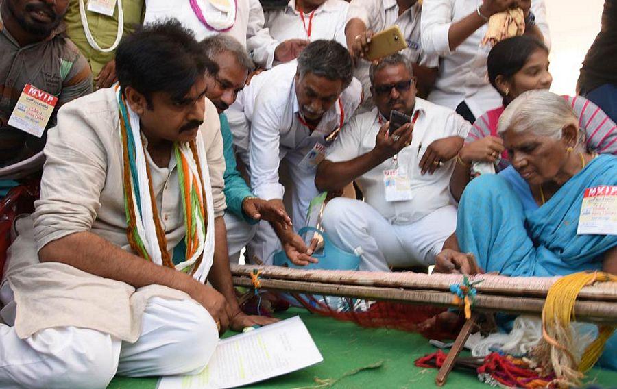 PHOTOS: Pawan Kalyan Addresses at Handloom Weavers Satyagraha Deeksha