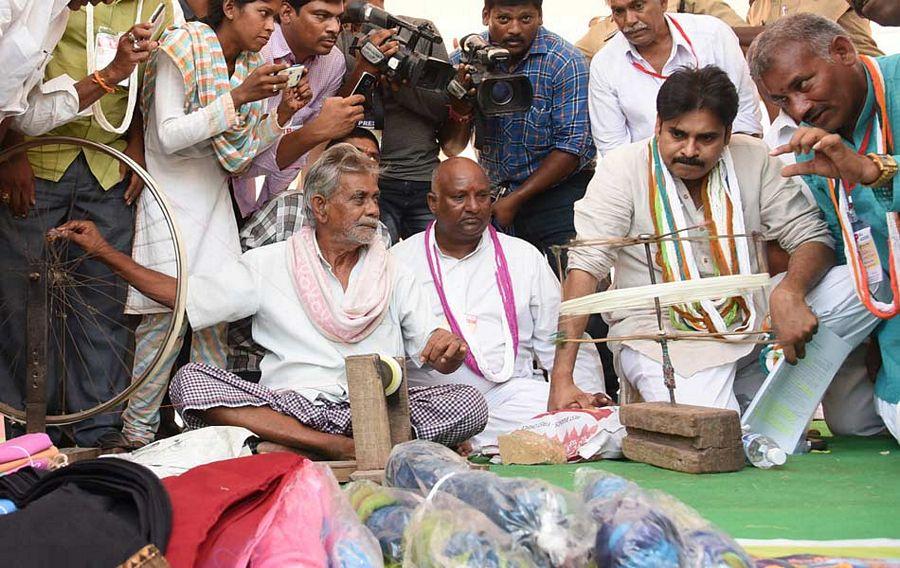 PHOTOS: Pawan Kalyan Addresses at Handloom Weavers Satyagraha Deeksha