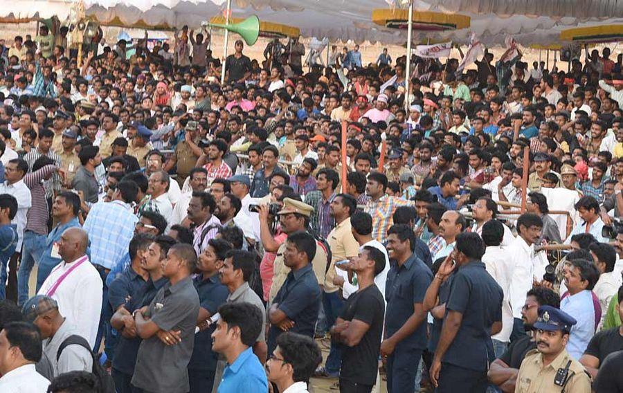 PHOTOS: Pawan Kalyan Addresses at Handloom Weavers Satyagraha Deeksha