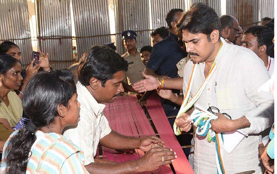 PHOTOS: Pawan Kalyan Addresses at Handloom Weavers Satyagraha Deeksha