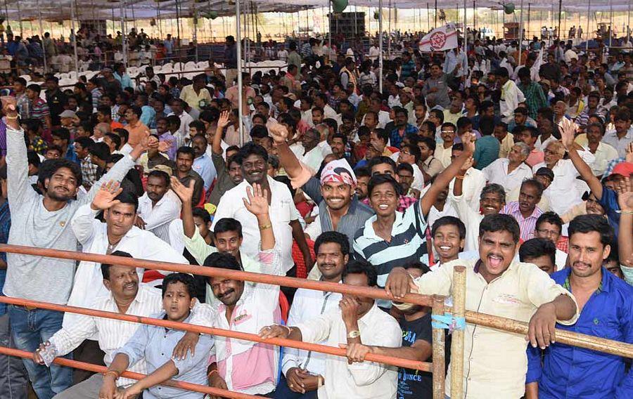 PHOTOS: Pawan Kalyan Addresses at Handloom Weavers Satyagraha Deeksha