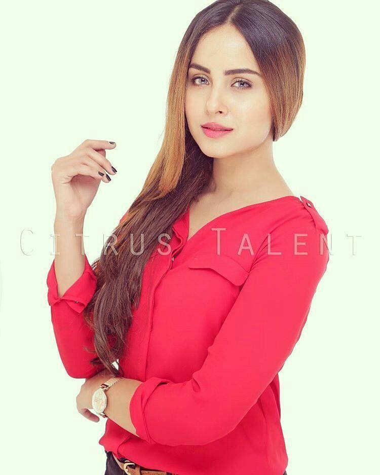 21 Pakistani Actresses Who Look HOT In Red Photos