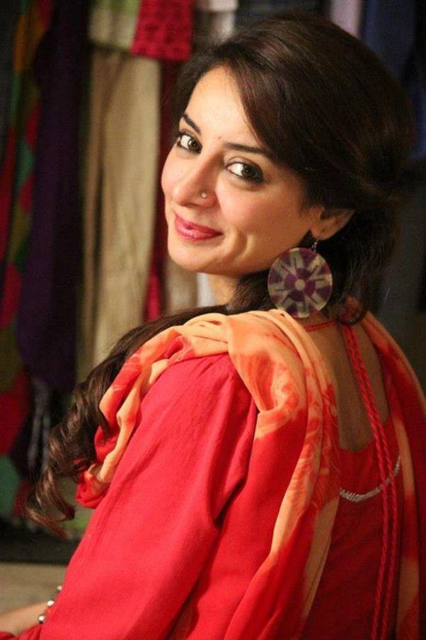 21 Pakistani Actresses Who Look HOT In Red Photos