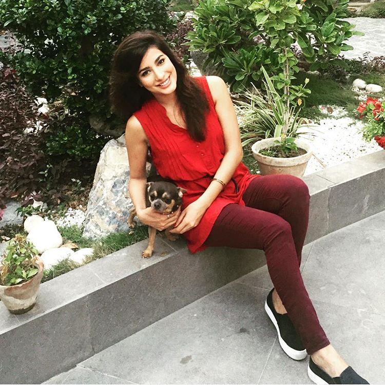 21 Pakistani Actresses Who Look HOT In Red Photos