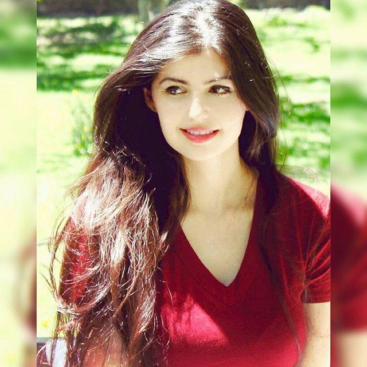 21 Pakistani Actresses Who Look HOT In Red Photos