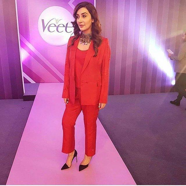 21 Pakistani Actresses Who Look HOT In Red Photos