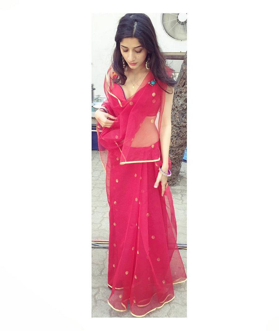 21 Pakistani Actresses Who Look HOT In Red