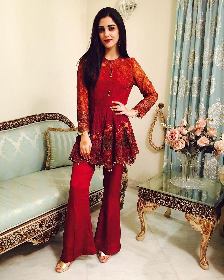 21 Pakistani Actresses Who Look HOT In Red