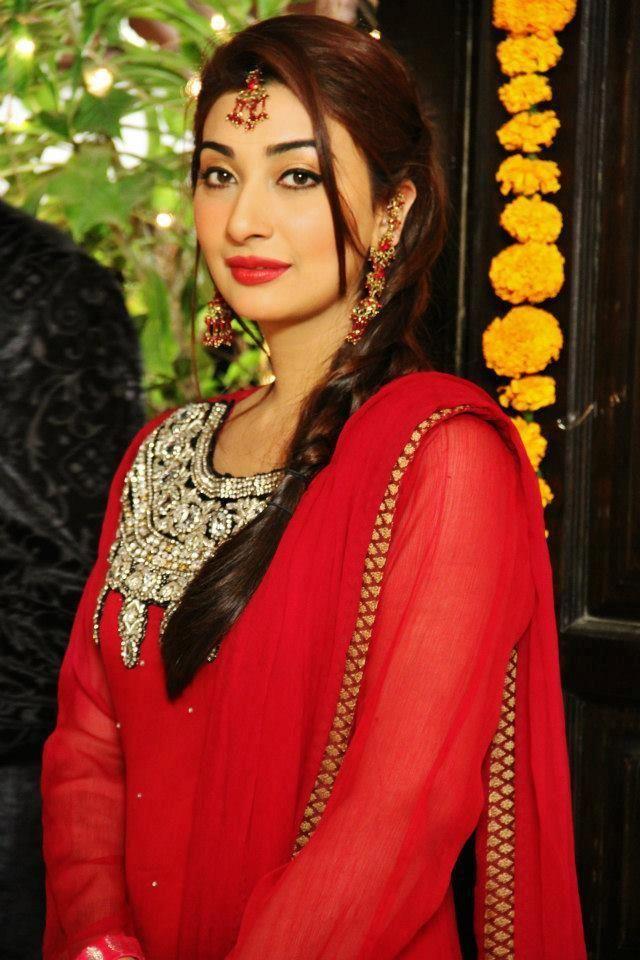 21 Pakistani Actresses Who Look HOT In Red