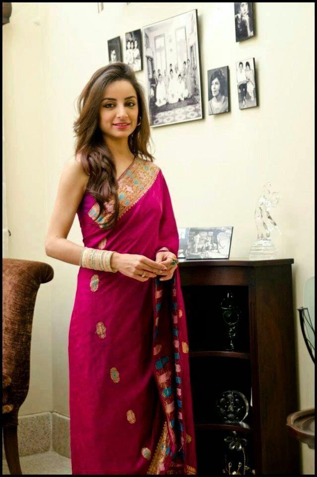 21 Pakistani Actresses Who Look HOT In Red