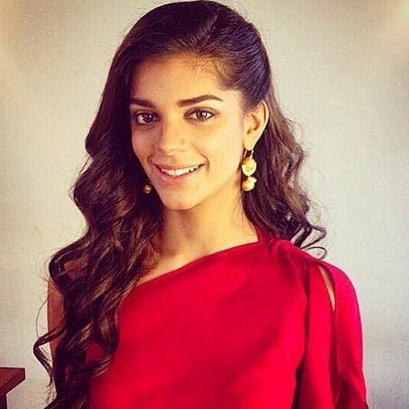 21 Pakistani Actresses Who Look HOT In Red