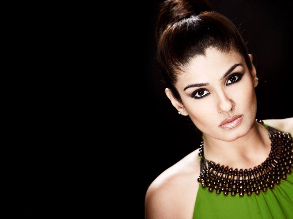 30+ Raveena Tandon Looks Elegantly H0T In A Saree & Latest Photos
