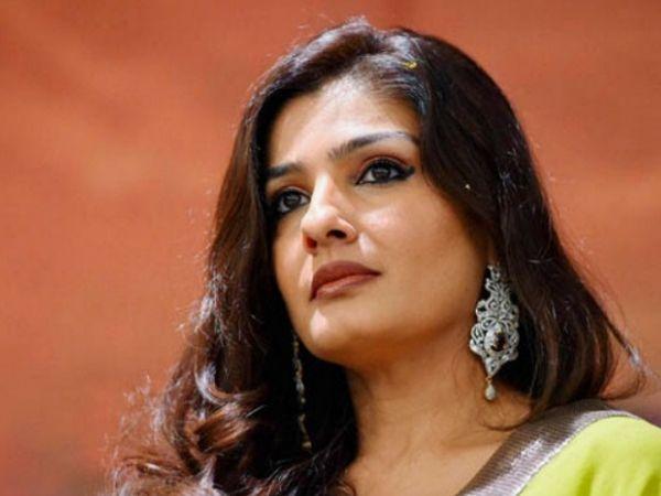 30+ Raveena Tandon Looks Elegantly H0T In A Saree & Latest Photos