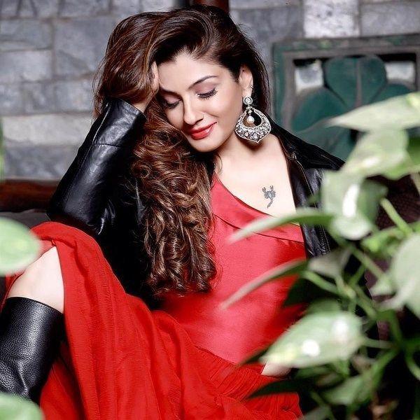 30+ Raveena Tandon Looks Elegantly H0T In A Saree & Latest Photos