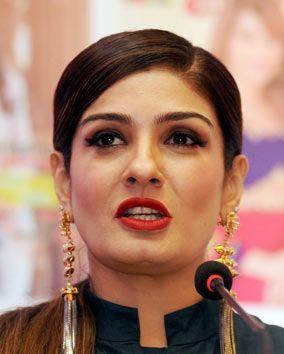 30+ Raveena Tandon Looks Elegantly H0T In A Saree & Latest Photos